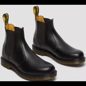 Dr. Martens Smooth Black Leather 2976 Chelsea Boot, Men’s 6 Women’s 7 see descri